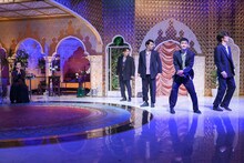 清原果耶の前でダンスパフォーマンスを披露するs**t kingz。 (c)TBS