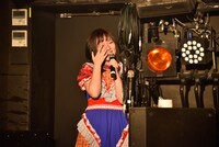 泣いちゃいそうだからと舞台袖に隠れた朝倉みずほ。（撮影：畔柳純子）