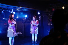 顔を見合わせて笑う寿々木ここねと朝倉みずほ。（撮影：畔柳純子）