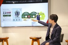 プレゼンするEXILE TETSUYA。（写真提供：LDH JAPAN）