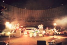 「フラカンの横浜アリーナ -リモートライヴ編- ～生き続けてる事は最大のメッセージ！～」の様子。（撮影：新保勇樹）