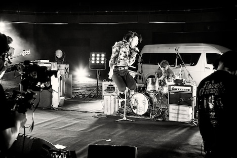 「フラカンの横浜アリーナ -リモートライヴ編- ～生き続けてる事は最大のメッセージ！～」の様子。（撮影：新保勇樹）