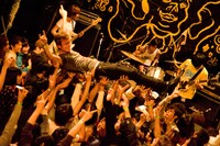 2010年、東京大学で行われた「東京BOREDOM」でライブをするtacobonds。