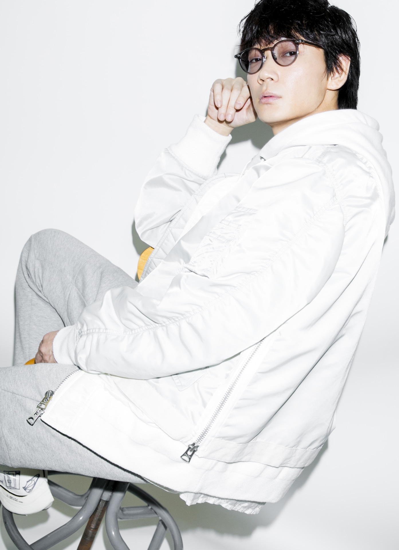 「『MIU404』公式メモリアルブック」より、綾野剛。