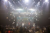 ライブを終え、紙皿投げをするDISH//。