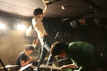 2010年頃、新宿Motionでライブをするオワリカラ。