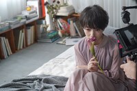 波瑠。いきものがかり「きらきらにひかる」ミュージックビデオのメイキング映像。