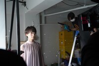 波瑠。いきものがかり「きらきらにひかる」ミュージックビデオのメイキング映像。