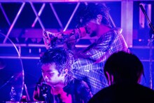 「King Gnu Streaming Live」の様子。（Photo by Kosuke Ito）