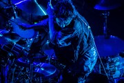 人気画像7位は「King Gnu、気迫のパフォーマンスで魅せた初オンラインライブ」より、勢喜遊（Dr, Sampler）（Photo by Kosuke Ito）