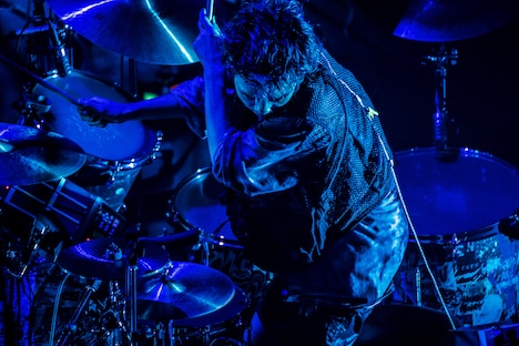 勢喜遊（Dr, Sampler）（Photo by Kosuke Ito）