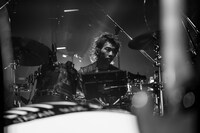 勢喜遊（Dr, Sampler）（Photo by Kosuke Ito）