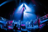 「King Gnu Streaming Live」の様子。（Photo by Kosuke Ito）