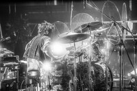 勢喜遊（Dr, Sampler）（Photo by Kosuke Ito）