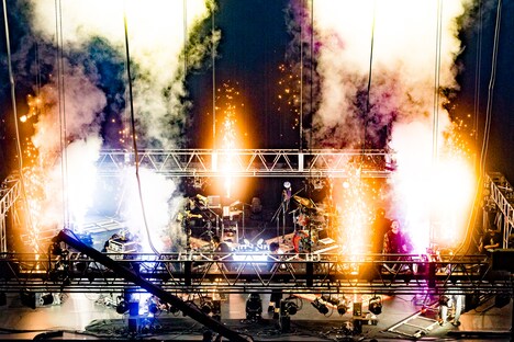 「King Gnu Streaming Live」の様子。（Photo by Kosuke Ito）