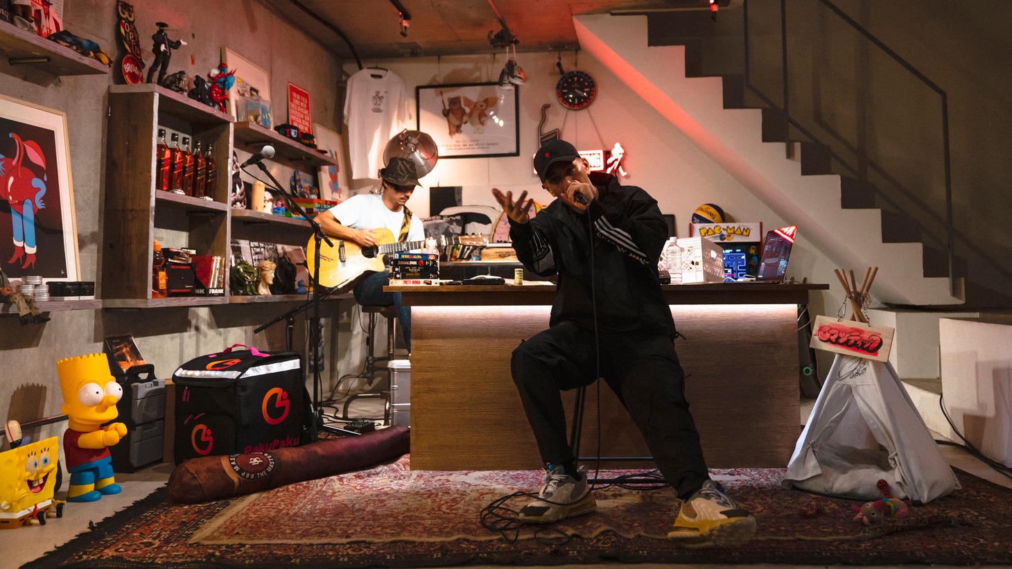 AKLOが出演する「DOG HOUSE STUDIO」より。