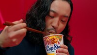 テレビCM「カップスター ハマっちまう Creepy Nuts篇」より。