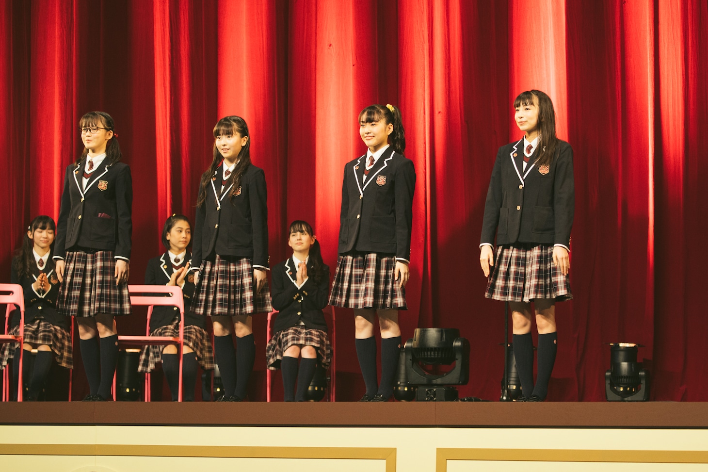 左から吉田爽葉香、森萌々穂、藤平華乃、有友緒心。（写真提供：アミューズ）