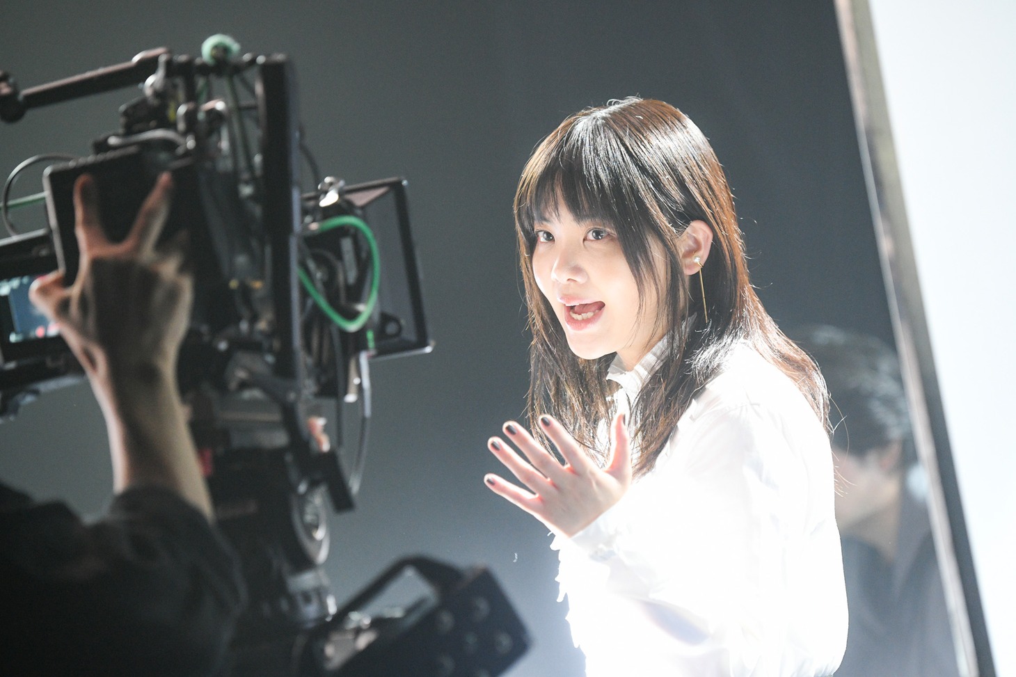 吉岡聖恵（Vo）。いきものがかり「きらきらにひかる」ミュージックビデオのメイキング映像。
