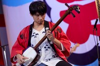 津軽三味線を弾く吉田結威（G, Vo）。