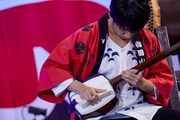 津軽三味線を弾く吉田結威（G, Vo）。