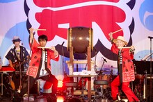 和太鼓を叩きながらポーズを決める吉田山田。