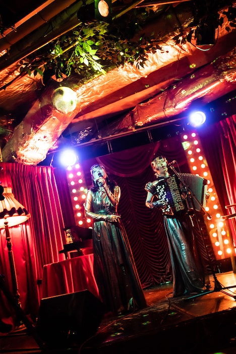 チャラン・ポ・ランタン「8週連続配信リリース完走記念生配信！『その8曲歌いますライブ！』」の様子。（Photo by Masayo）