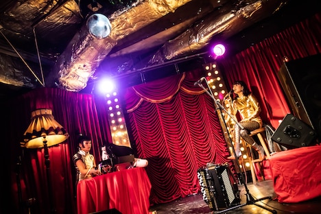 チャラン・ポ・ランタン「8週連続配信リリース完走記念生配信！『その8曲歌いますライブ！』」の様子。（Photo by Masayo）