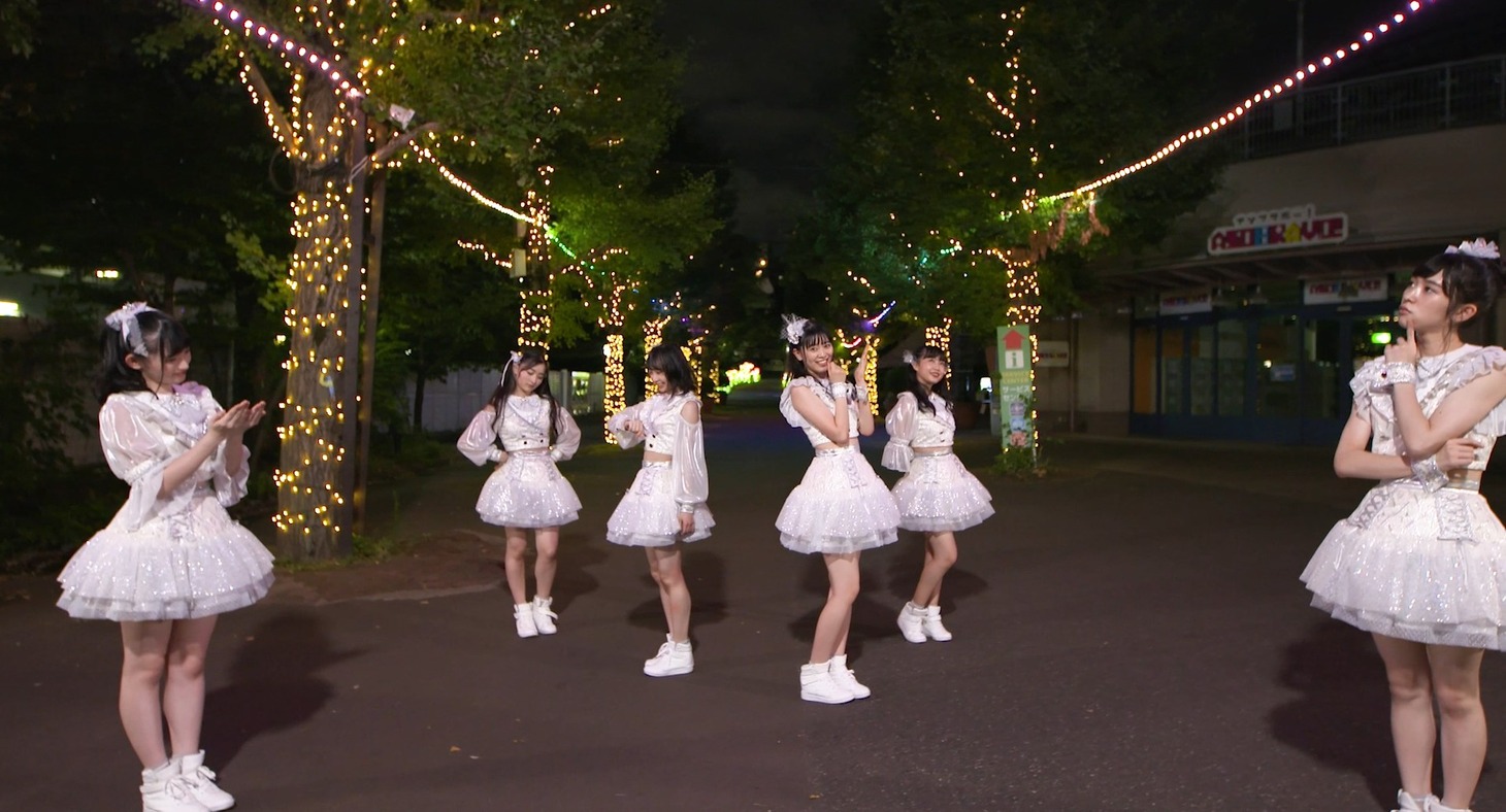 東京・としまえんでパフォーマンスする超ときめき▽宣伝部。（写真提供：エイベックス）