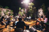 蓮沼執太フィル「#フィルAPIスパイラル」の様子。（撮影：後藤武浩）