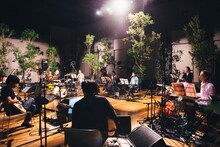 蓮沼執太フィル「#フィルAPIスパイラル」の様子。（撮影：後藤武浩）