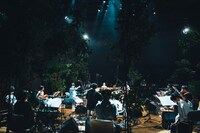 蓮沼執太フィル「#フィルAPIスパイラル」の様子。（撮影：後藤武浩）