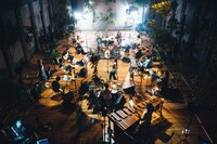 蓮沼執太フィル「#フィルAPIスパイラル」の様子。（撮影：後藤武浩）