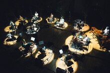 蓮沼執太フィル「#フィルAPIスパイラル」の様子。（撮影：後藤武浩）