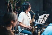 大谷能生（Sax）（撮影：後藤武浩）