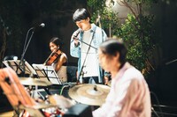 蓮沼執太フィル「#フィルAPIスパイラル」の様子。（撮影：後藤武浩）