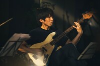 石塚周太（G, B）（撮影：後藤武浩）