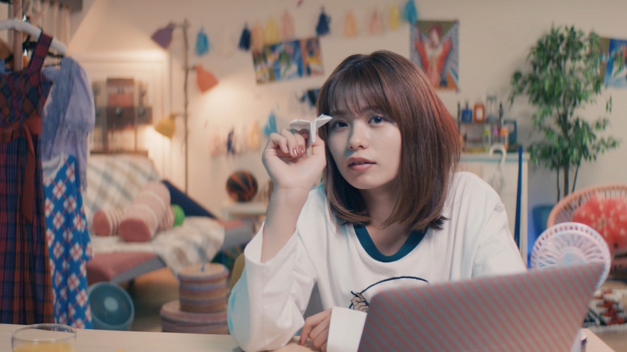 足立佳奈「朝になったら削除します」ミュージックビデオのワンシーン。