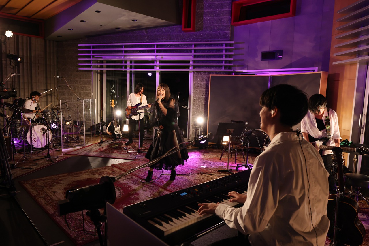 足立佳奈「3rd Anniversary Streaming Live "with Love"」の様子。（Photo by Shinsuke Irihi）