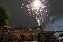 としまえんに打ち上がる花火を見上げる超ときめき▽宣伝部。