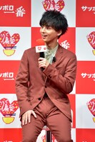 「ニラもっりもり台湾風肉みそラーメン」の魅力を熱弁する藤ヶ谷太輔。