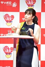 「ニラもっりもり台湾風肉みそラーメン」をほおばる竹内結子。