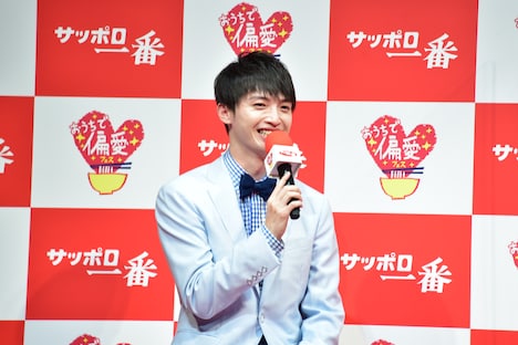 「たまごふわっふわ塩カルボナーラ」の評価に満足げの玉森裕太。