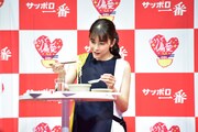 「たまごふわっふわ酸辣湯麺」に興味津々の竹内結子。
