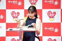 「たまごふわっふわ酸辣湯麺」に興味津々の竹内結子。