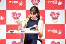 「たまごふわっふわ酸辣湯麺」に興味津々の竹内結子。