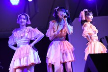 左から杏ジュリア、坂井仁香、辻野かなみ。