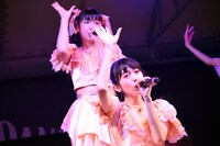 吉川ひより（後）と小泉遥香（前）。