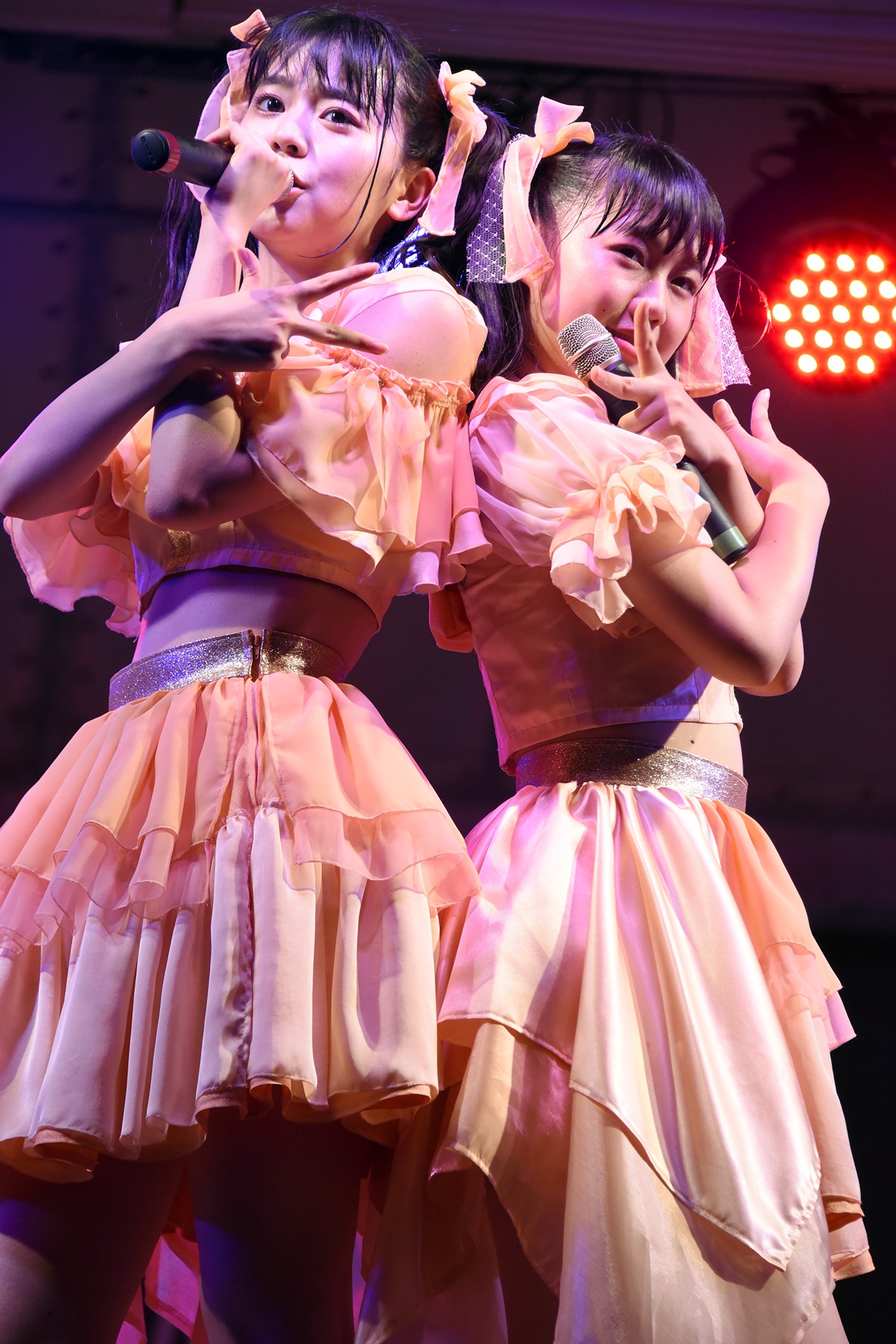 左から坂井仁香、吉川ひより。
