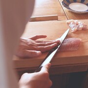 浪漫革命&ザ・おめでたズ「ハイレグBIKINI」予告動画のワンシーン。